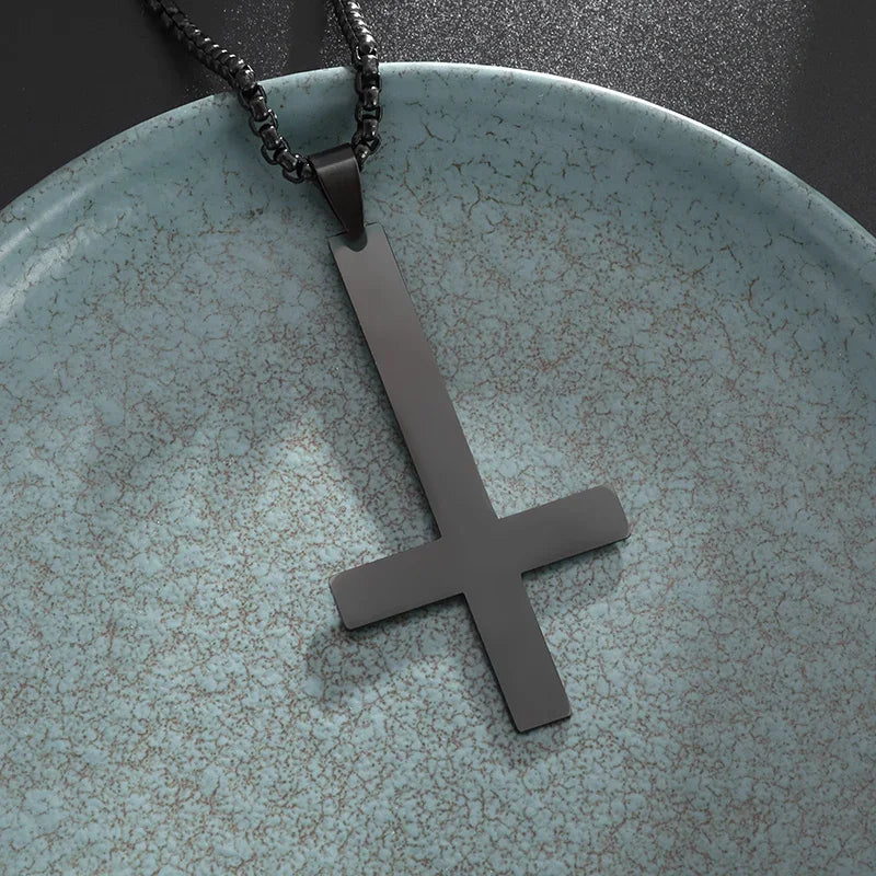 Colar Criativo com Pingente de Cruz de Jesus Cristo – Design Religioso Simples e Elegante para Homens e Mulheres