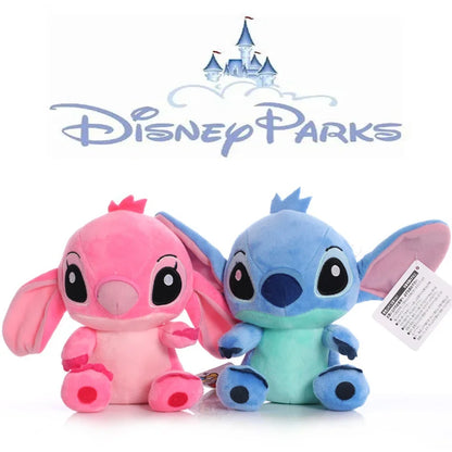 As Bonecas de Pelúcia Disney Stitch são perfeitas para encantar os fãs do famoso personagem! Disponíveis nas cores azul e rosa, essas adoráveis bonecas de pelúcia possuem 20 cm de altura e são super macias e aconchegantes. Com detalhes encantadores, essas pelúcias Stitch são ideais para abraçar, decorar ou colecionar. Um presente maravilhoso para crianças e fãs de todas as idades, proporcionando diversão e carinho em cada abraço