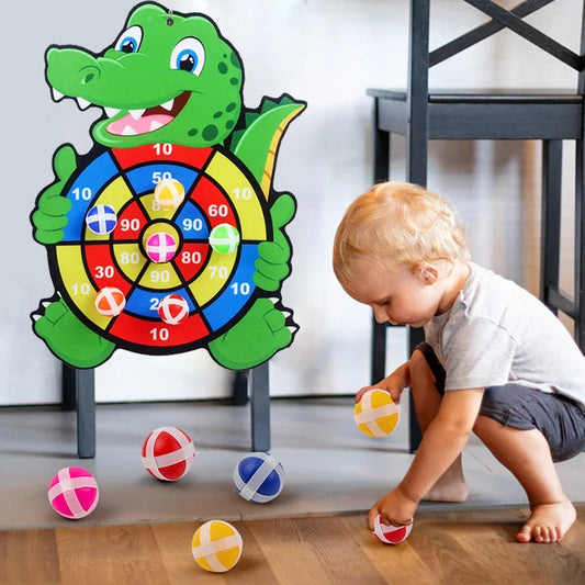 O Jogo de Dardos para Bebê com Bola Grudante é uma maneira divertida e segura de desenvolver a coordenação motora e a concentração das crianças! Inspirado no método Montessori, esse brinquedo educativo é ideal para pequenos de 3 a 7 anos, oferecendo um jogo esportivo interno sem riscos, graças às bolas grudantes que substituem os dardos tradicionais. Fácil de instalar e super leve, é perfeito para brincadeiras em família, promovendo aprendizado e diversão ao mesmo tempo