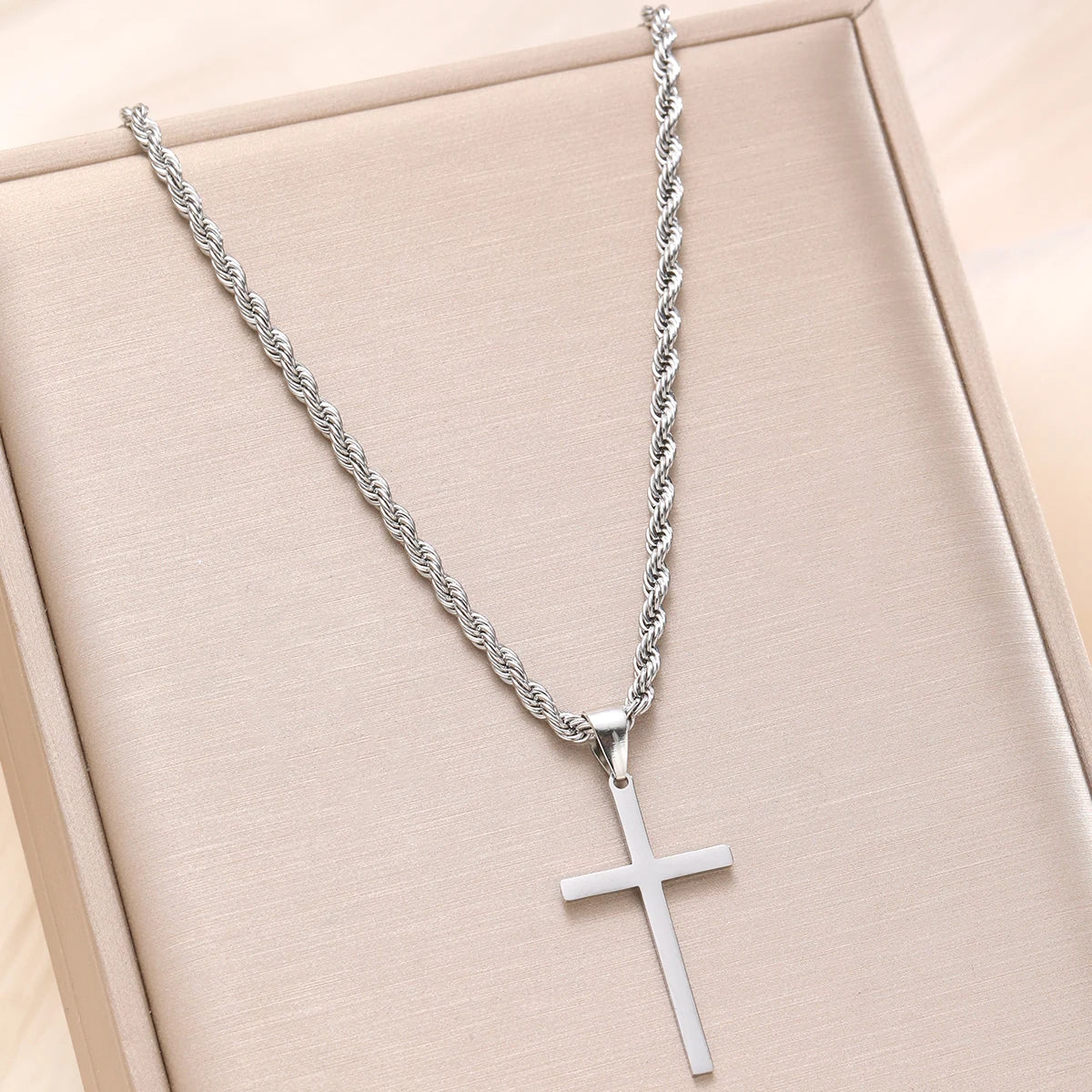 Colar Minimalista de Pingente de Cruz – Aço Inoxidável Banhado a Ouro para Homens e Mulheres – Joias Elegantes para 2025