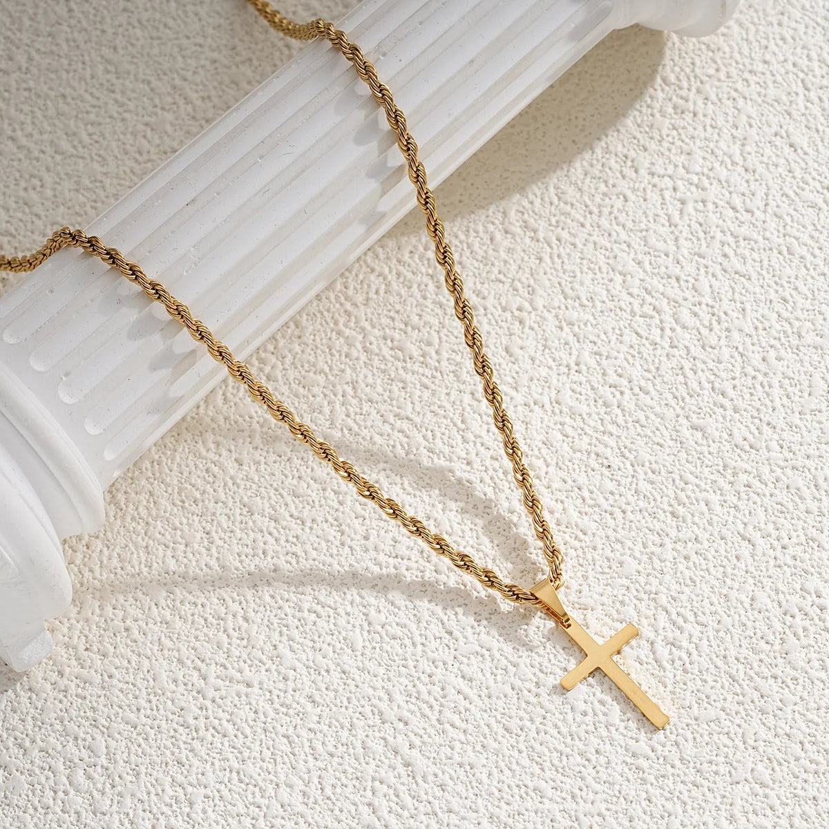 Colar Minimalista de Pingente de Cruz – Aço Inoxidável Banhado a Ouro para Homens e Mulheres – Joias Elegantes para 2025