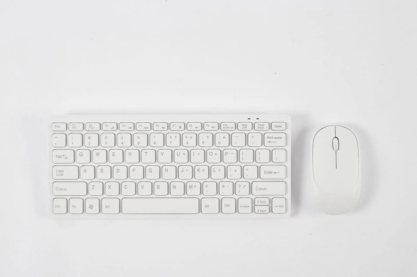 O Conjunto de Teclado e Mouse Slim Bluetooth oferece praticidade e elegância para o seu dia a dia, sendo compatível com notebooks e computadores. Com conexão sem fio dupla via Bluetooth e USB 2.4G, garante uma experiência estável e sem atrasos. Ambos os dispositivos são recarregáveis, eliminando a necessidade de pilhas, e possuem um design slim e silencioso, ideal para uso em escritórios ou home office. Leve, compacto e eficiente, esse conjunto é perfeito para quem busca conforto e produtividade em qualquer