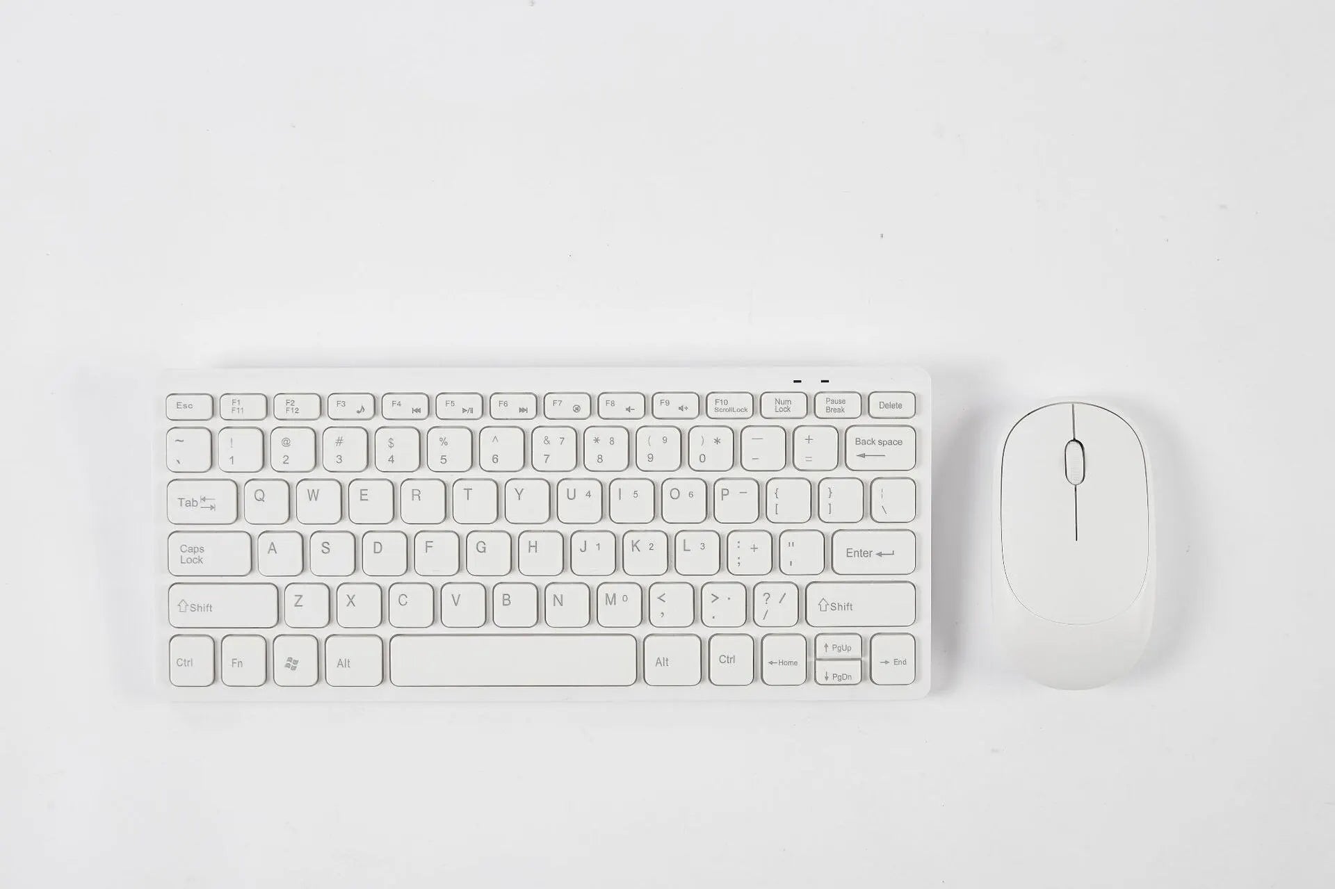 O Conjunto de Teclado e Mouse Slim Bluetooth oferece praticidade e elegância para o seu dia a dia, sendo compatível com notebooks e computadores. Com conexão sem fio dupla via Bluetooth e USB 2.4G, garante uma experiência estável e sem atrasos. Ambos os dispositivos são recarregáveis, eliminando a necessidade de pilhas, e possuem um design slim e silencioso, ideal para uso em escritórios ou home office. Leve, compacto e eficiente, esse conjunto é perfeito para quem busca conforto e produtividade em qualquer